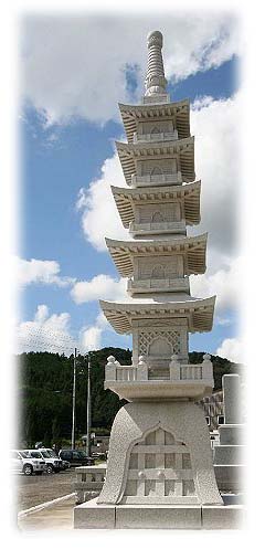 大阪万博の年（1970年）に造った日本一の灯篭です。       高さ約　１１m  　横幅　３ｍ　　重量　80トン　